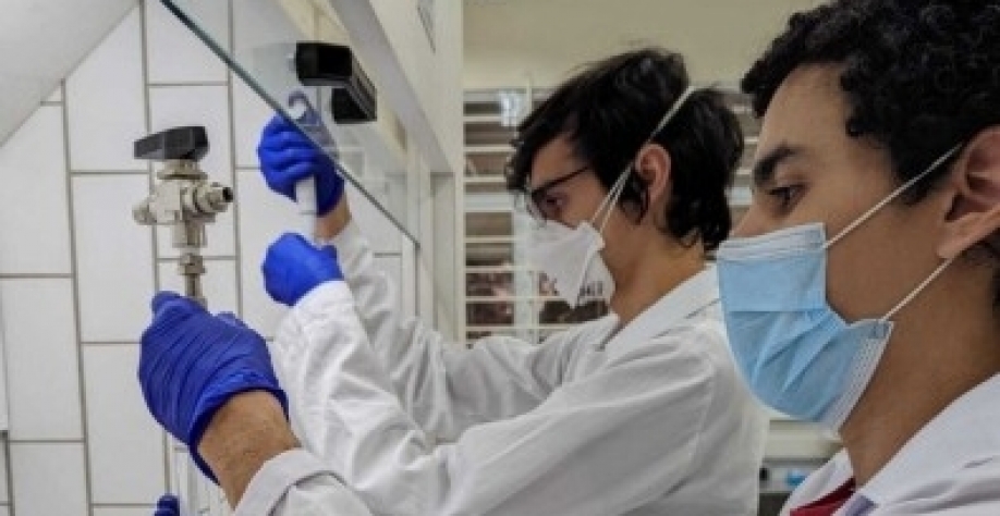 Estratégia testada na UFSCar possibilita que a transformação ocorra em condição ambiente de temperatura e pressão, o que pode viabilizar, no futuro, o uso desse gás de efeito estufa na produção de combustíveis. O processo atualmente empregado em indústria