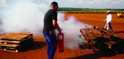 Usinas Batatais e Cevasa realizam treinamento de combate a incêndio para fornecedores e parceiros.
