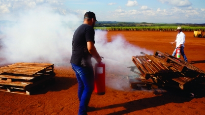Usinas Batatais e Cevasa realizam treinamento de combate a incêndio para fornecedores e parceiros.