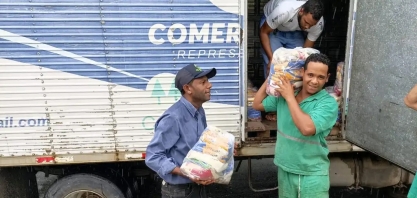 Coaf e funcionários da usina doam 100 cestas básicas em Timbaúba