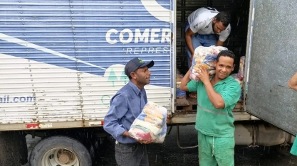 Coaf e funcionários da usina doam 100 cestas básicas em Timbaúba