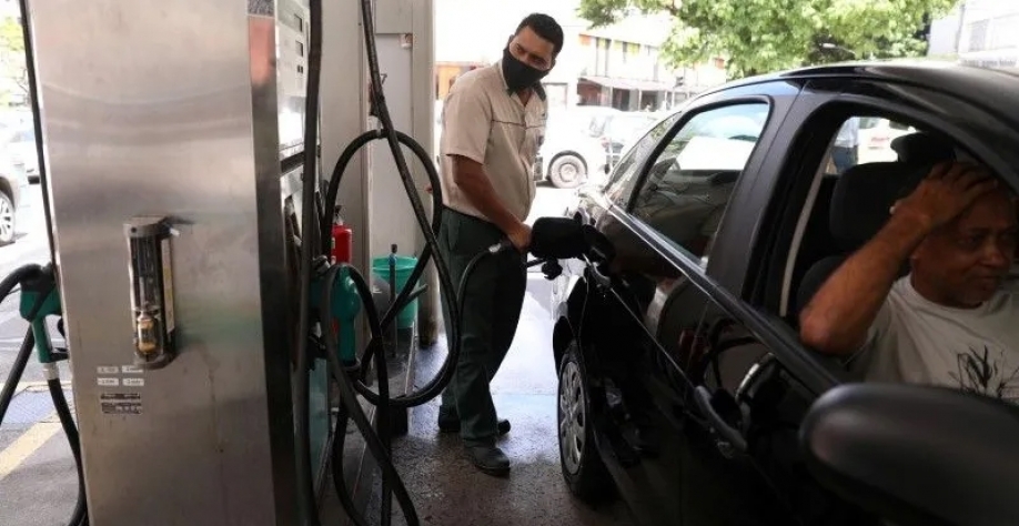 Em alguns portos brasileiros a defasagem da gasolina chega a 16% e a do diesel, a 11%17/03/2021REUTERS/Pilar Olivares
