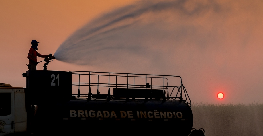  Estrutura conta com mais de 1200 brigadistas, 170 veículos, KITs LGE (Líquido Gerador de Espuma), abafadores e canhões de água automatizados