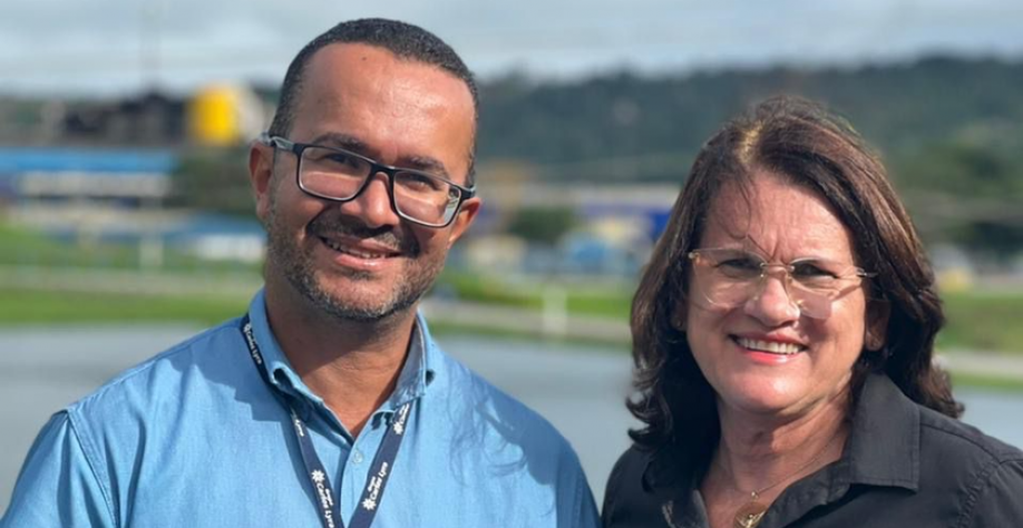 Acompanhada do assistente administrativo e técnico ambiental, Márcio Macedo, a coordenadora recebeu o certificado de “Amigo do Meio Ambiente”, concedido à Usina Caeté. - Foto: Assessoria