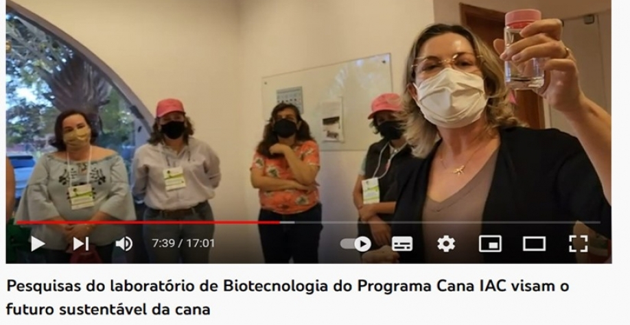 Dra. Silvana explica uma das linhas de pesquisa desenvolvidas pela área de Biotecnologia do IAC