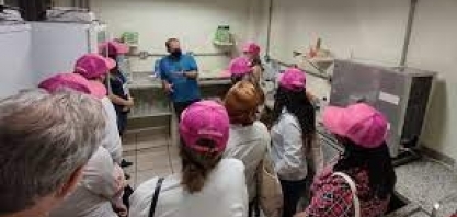 Pesquisador Azania, do IAC, recebe nos laboratório de matologia visita técnica com mulheres do setor