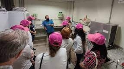 Pesquisador Azania, do IAC, recebe nos laboratório de matologia visita técnica com mulheres do setor