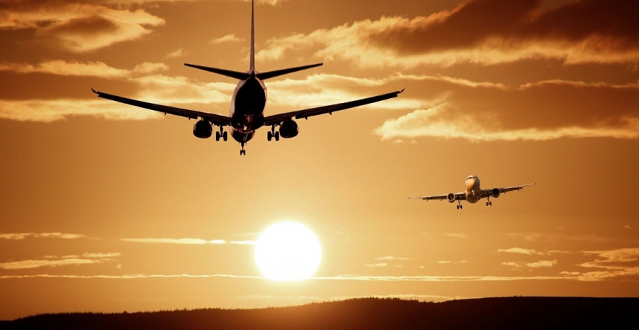 De acordo com o texto aprovado, os fornecedores seriam obrigados a misturar um mínimo de 2% de combustível de aviação sustentável (SAF) no querosene a partir de 2025, subindo para 85% em 2050 (Imagem: Pixabay)