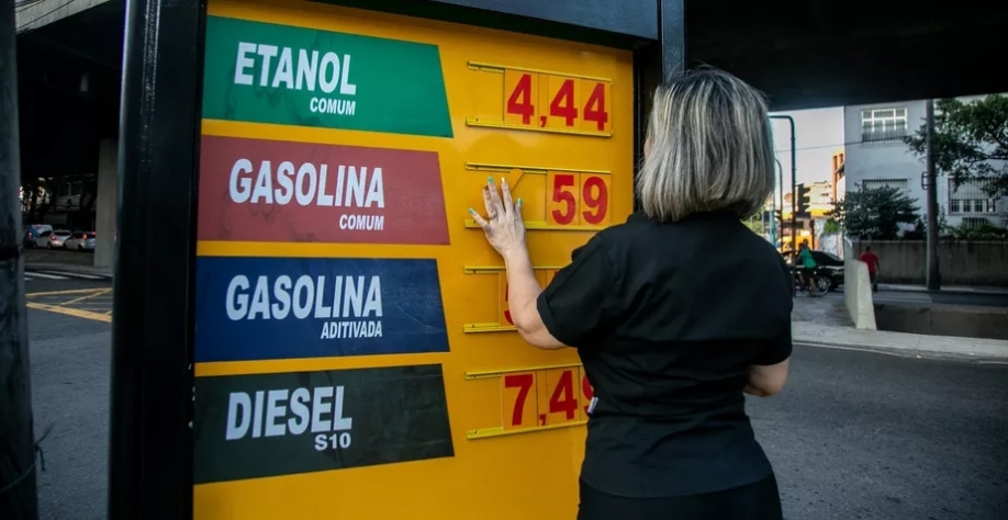 Petrobras reduziu preço da gasolina pela segunda vez em dez dias Brenno Carvalho 