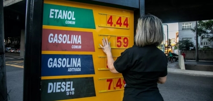Nova redução do preço da gasolina reforça previsão de deflação em agosto, em meio à campanha eleitoral