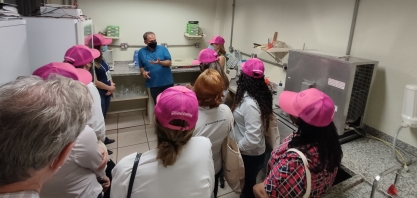 Pesquisador Azania, do IAC, recebe no laboratório de matologia visita técnica com mulheres do setor