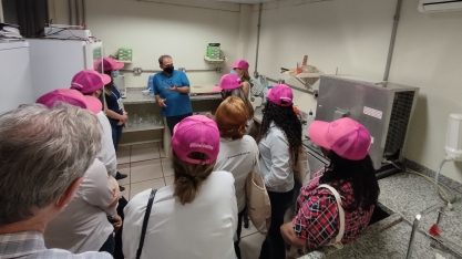 Pesquisador Azania, do IAC, recebe no laboratório de matologia visita técnica com mulheres do setor
