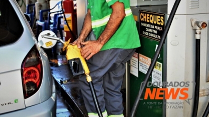 Após sobe e desce, gasolina fecha com média de R$ 6,99 e junho tem maior preço do semestre