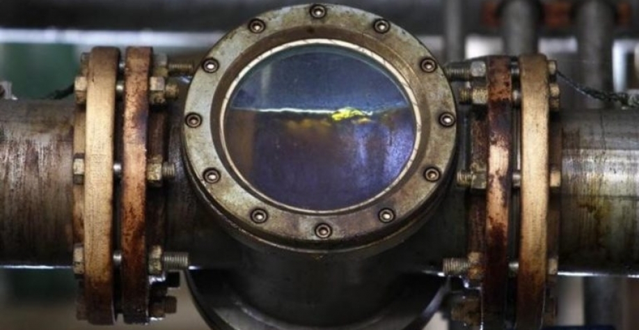 Biodiesel é visto através de um tubo na refinaria.  Enrique Marcarian/Reuters