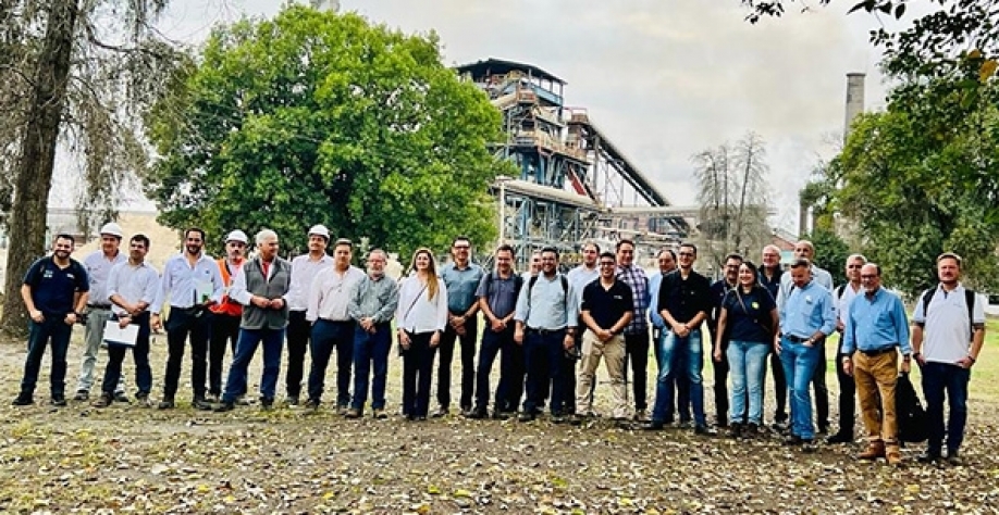 Flavio Castellari e os representantes de empresas brasileiras no Engenho Famailla na Argentina (Foto: divulgação)