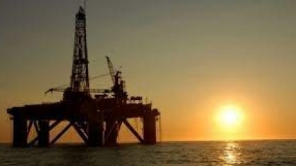 Preço do petróleo salta quase 4% com possível restrição da oferta pela Opep