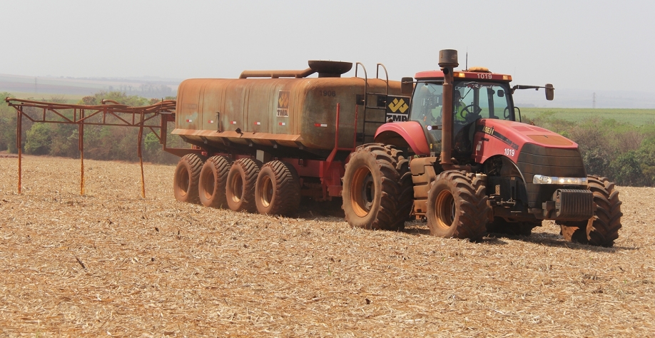  Possibilidade de nutrir e fertirrigar os canaviais através da tecnologia de gotejamento ocasionará na diminuição do número de entradas com tratores na lavoura, reduzindo o consumo de óleo diesel e a pegada de carbono. Foto: Leonardo Ruiz