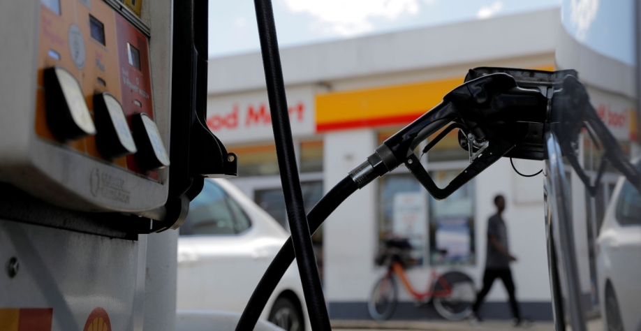 Por outro lado, a gasolina ainda tem espaço para redução de preço. (Imagem: Reuters/Andrew Kelly)