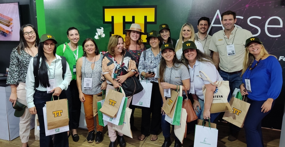 Equipe da TT do Brasil e mulheres que atuam no setor sucroenergético em visita ao estande da empresa na Fenasucro & Agrocana