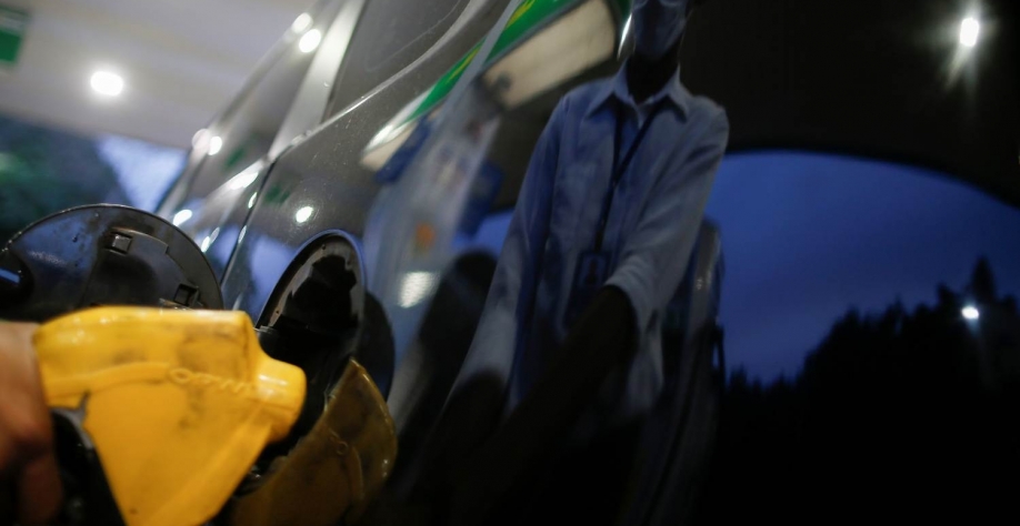 Carro sendo abastecido em posto de gasolina no Brasil.  Adriano Machado/Reuters