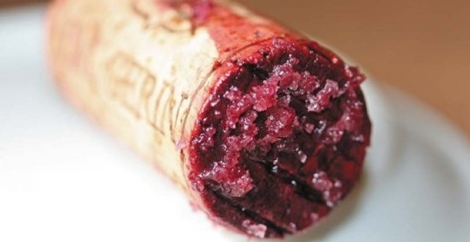 Cristais de bitartarato de potássio na rolha do vinho. Crédito: https://www.caminhodovinho.tur.br/