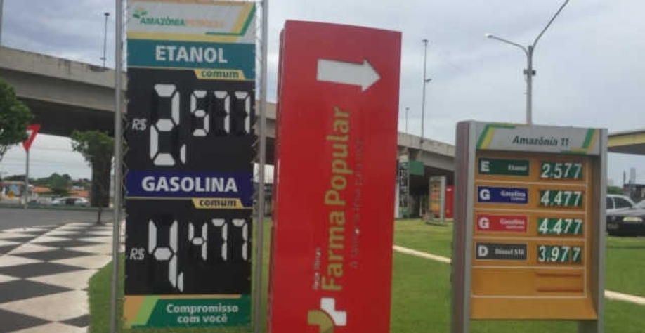 Gasolina segue em vantagem frente ao etanol com 13º corte semanal (Imagem: REUTERS/Marcelo Teixeira)