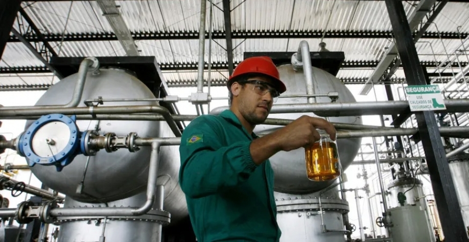 Trabalhador com amostra de biodiesel em Iraquara (BA)REUTERS/Jamil Bittar