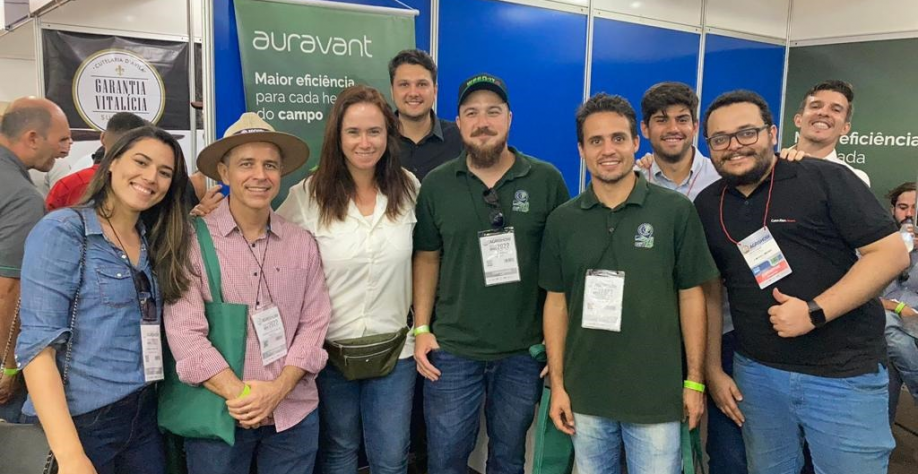 Sabrina Muñoz (de branco, ao centro), da Auravant, e Lucas Rios do Amaral (ao lado, no centro), da Unicamp, na Agrishow, em Ribeirão Preto (Foto: Divulgação/Auravant)