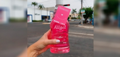 Jalles doa álcool em gel rosa para conscientizar sobre Outubro Rosa
