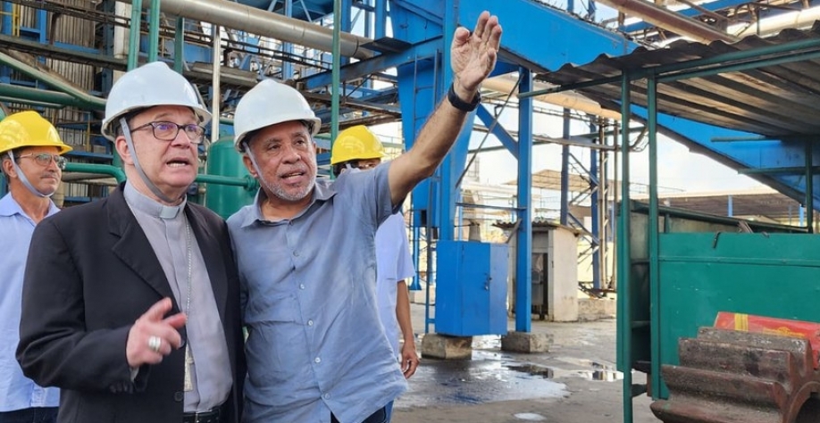 O bispo fez um tour pelas instalações da Cooperativa, conhecendo as unidades de fabricação de derivados do coco, sucos, molhos, doces e derivados do leite. - Foto: Reprodução/Internet
