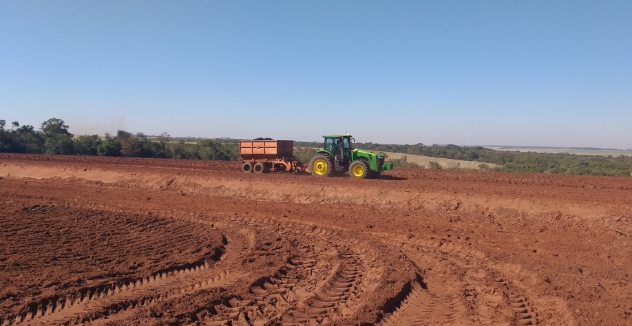 Aplicação de torta de filtro no sulco de plantio. Unidade Eldorado.