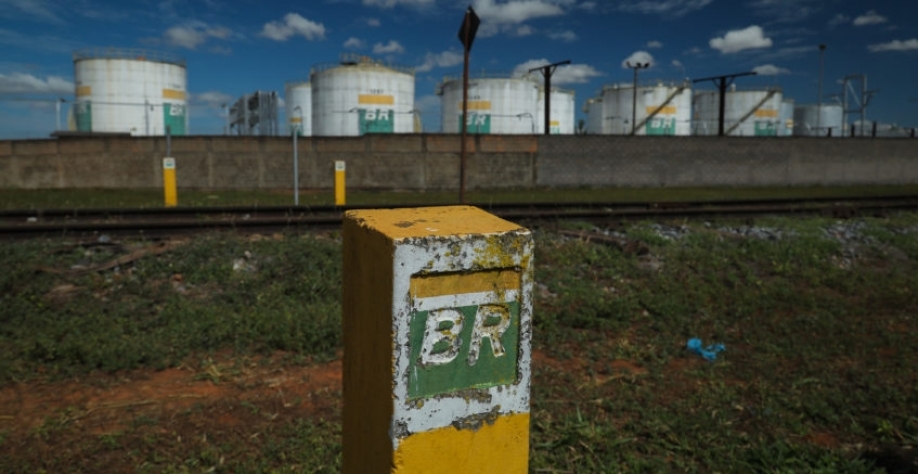Distribuidoras de combustível da Petrobras. Para articulistas, a Petrobras tem seguido o mesmo caminho do governo federal, adotando uma estratégia de diminuir esforços em torno da agenda da transição energética do país...