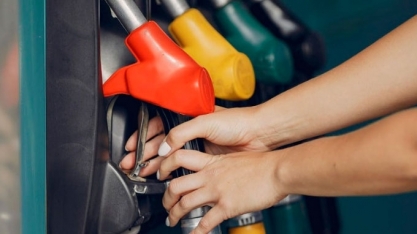 Gasolina volta a subir nas bombas de abastecimento e preço médio fecha a R$ 5,30 no início de novembro, diz Ticket Log
