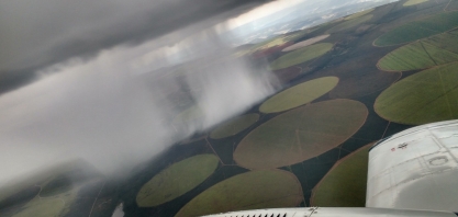 Aviões semeiam nuvens e fazem chover sobre os canaviais