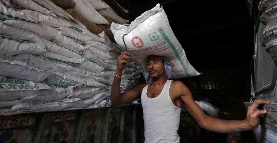Situação agridoce: governo da Índia cortou cotas de exportação de açúcar, jogando usinas locais na inadimplência e ajudando a manter preços internacionais elevados (Imagem: REUTERS/ Rupak De Chowdhuri)