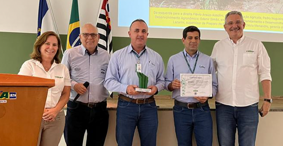 Pesquisadores do IAC entregam prêmio a profissionais da Estiva