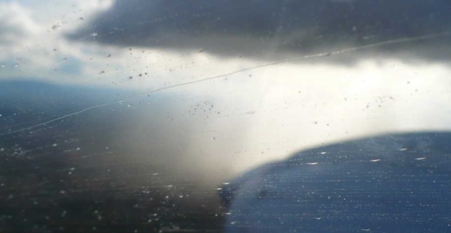 Aeronaves sobrevoam os céus ‘semeando’ gotículas de tamanho controlado em regime de turbulência no interior de nuvens cumulus