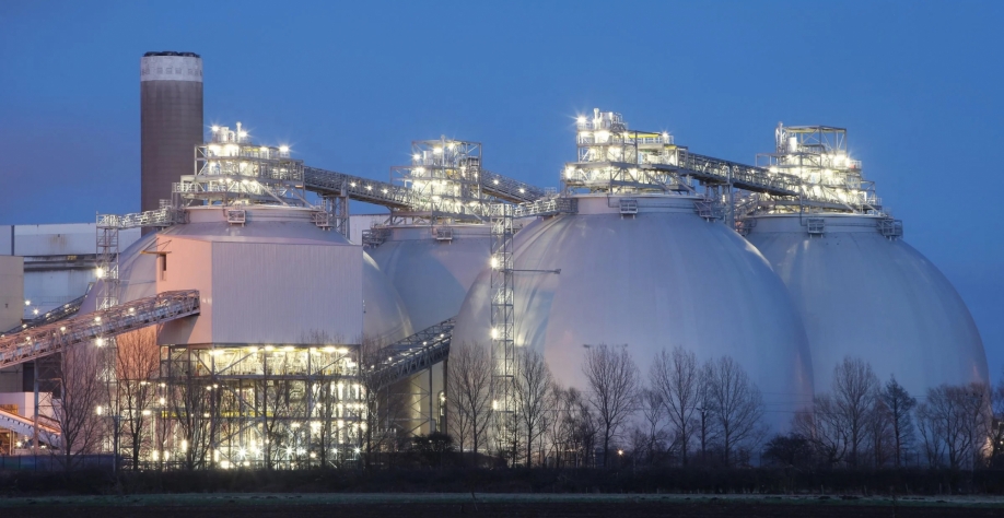 Usina de Drax, em Yorkshire, na Inglaterra, realiza captura e armazenamento de carbono de bioenergia (BECCS) para capturar até 1 tonelada de CO₂ diariamente (Foto: Drax/Divulgação)