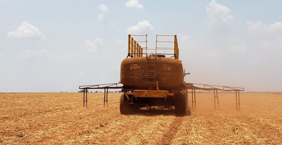 Aplicação localizada de vinhaça está entre as iniciativas da BP Bunge Bioenergia para a substituição de fertilizante mineral até 2025. (Foto: Divulgação)