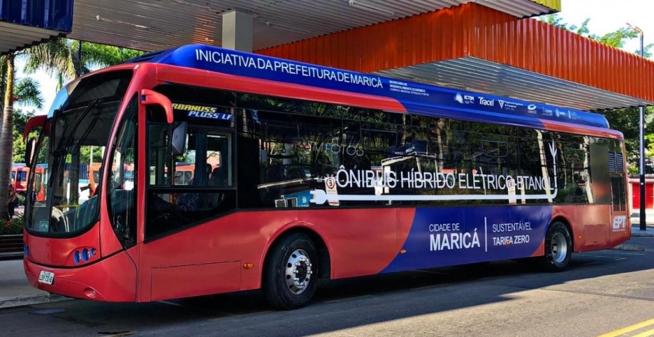 Ônibus elétrico que consome energia produzida a bordo a partir do etanol, em teste em Maricá (RJ) a partir do final de 2022, fruto da parceria entre a prefeitura municipal e a Coppe-UFRJ (Foto: Divulgação/UFRJ)