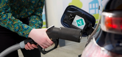 União Europeia mantém combustão e decide banir carros que emitem CO2 até 2035