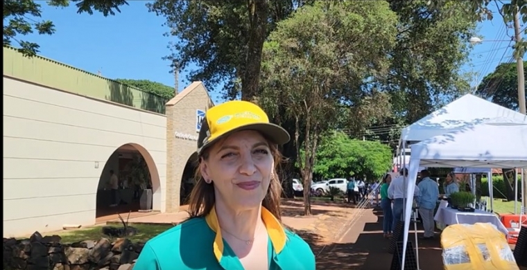 Sathia leva ao 11o Cana Substantivo Feminino sua transplantadora personalizada de Muda de Cana Pré-Brotada