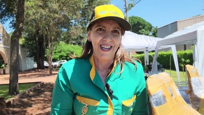 Sathia leva ao 11o Cana Substantivo Feminino sua transplantadora de Muda de Cana Pré-Brotada