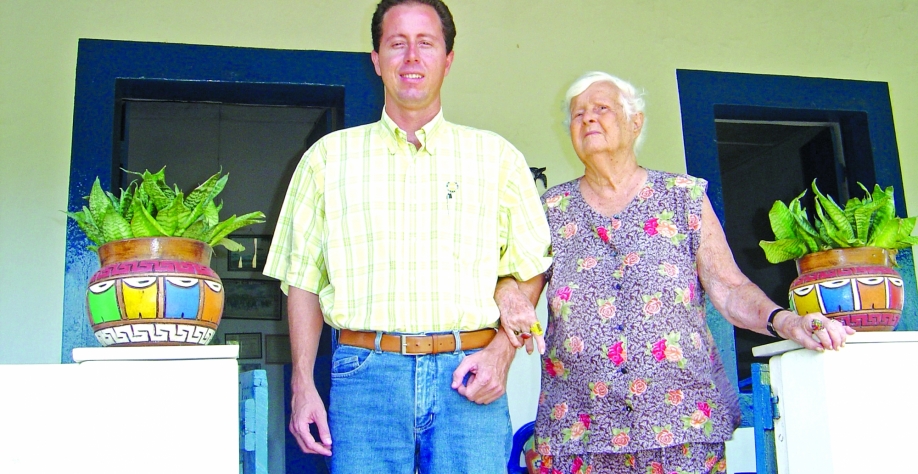 Dona Maria Olímpia e seu neto Breno de Andrade, que aprendeu com a avó a praticar responsabilidade social.  Crédito: Luciana Paiva