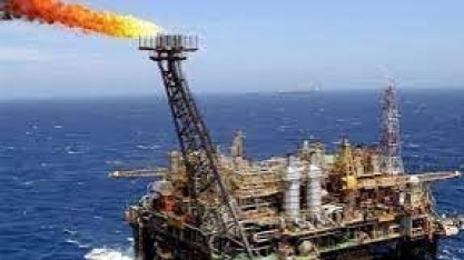 Petróleo fecha em alta de 5%, com dólar enfraquecido e melhora geral do sentimento de risco