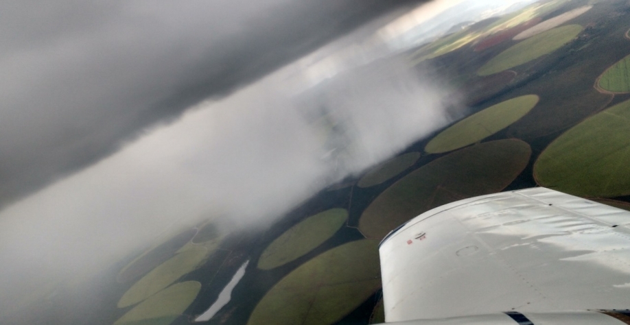 Aeronaves da ModClima sobrevoam as áreas produtivas “semeando” gotículas de tamanho controlado no interior de nuvens cumulus, que crescerão verticalmente, gerando precipitação. Foto: Divulgação ModClima