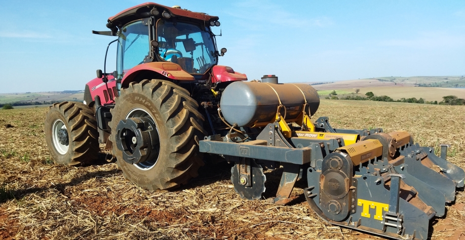 InterROW é um incorporador de carbono projetado para o cultivo sustentável do solo. Divulgação TT do Brasil