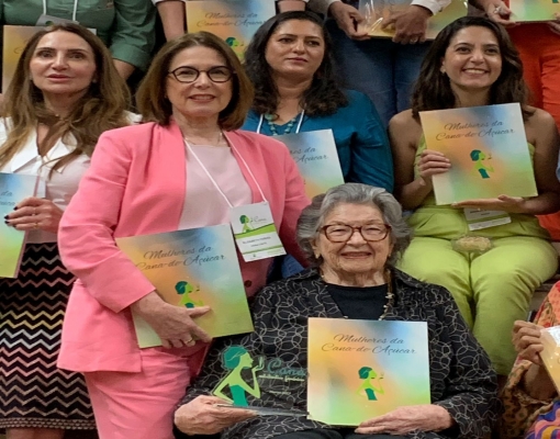 Dona Virginia Lyra ao de sua filha Elizabeth durante o lançamento do livro Mulheres da Cana-de-Açúcar