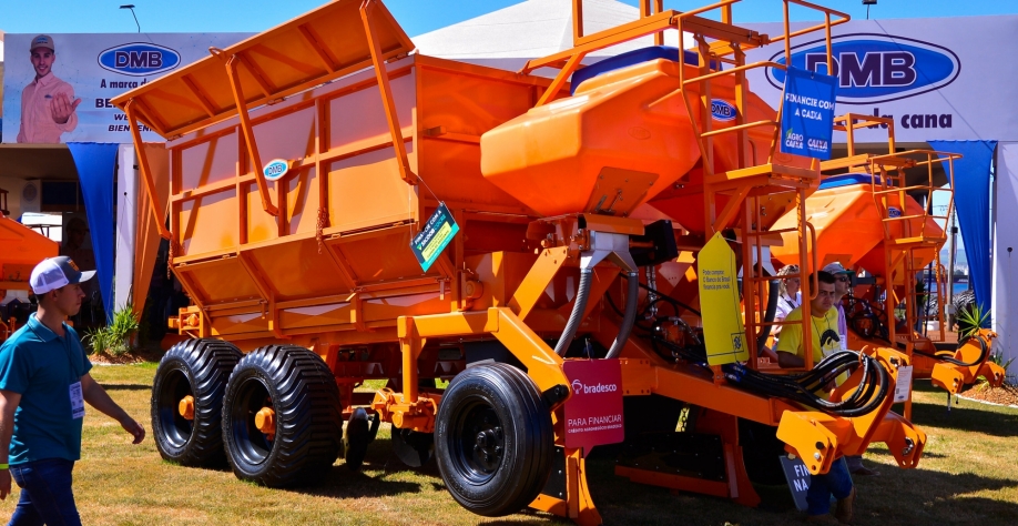 Repleto de máquinas e implementos, estande da DMB está localizado na avenida principal da Agrishow. Foto: Divulgação Agrishow