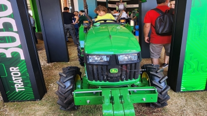 Grupo bioenergético adquire, na Agrishow, 12 unidades do menor trator da John Deere